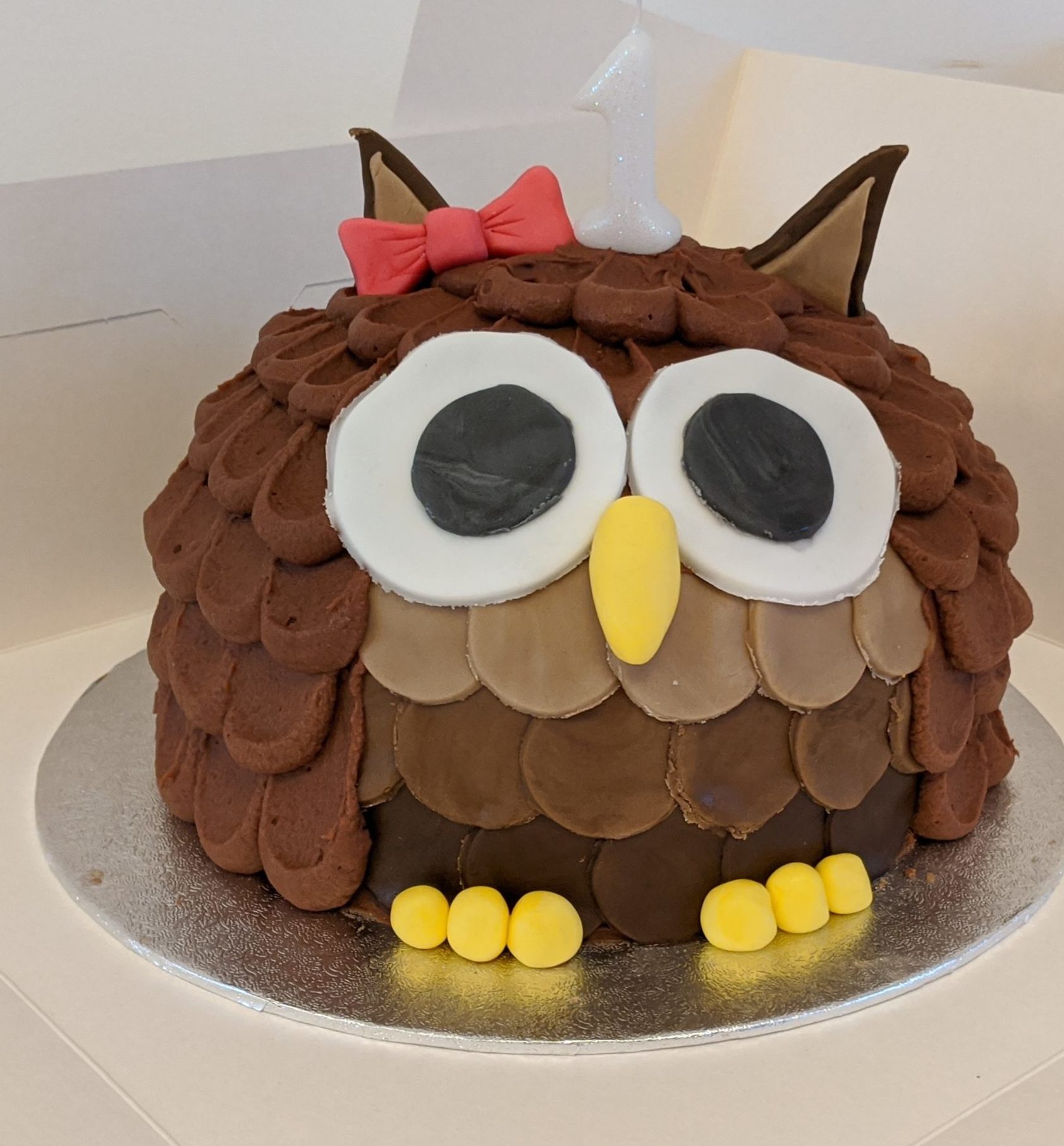 My niece requested a blue owl cake for her birthday, so that's what I made!  : r/Baking