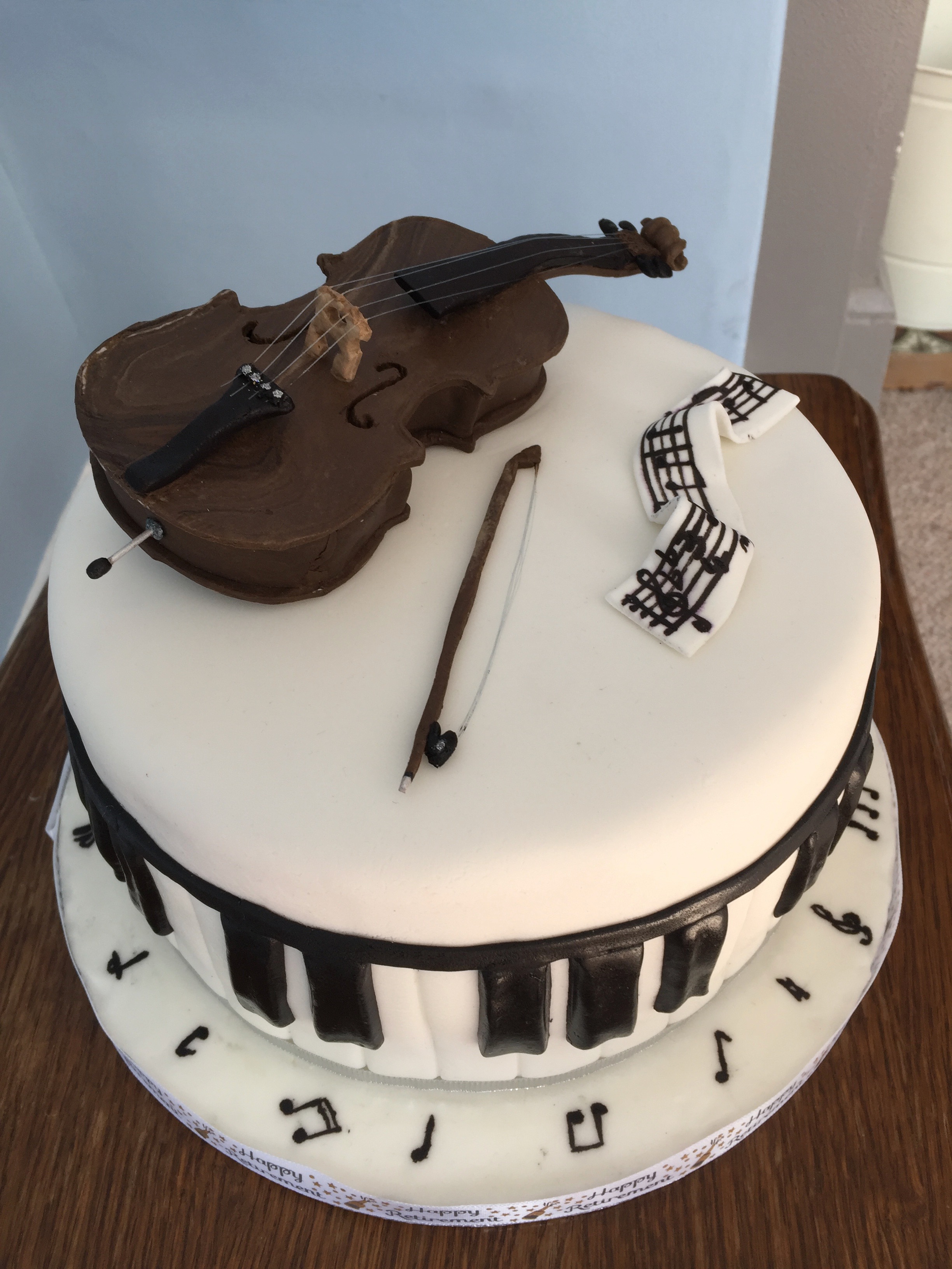 Violin Cake Topper | Violin cake, Opera cake, Fondant toppers