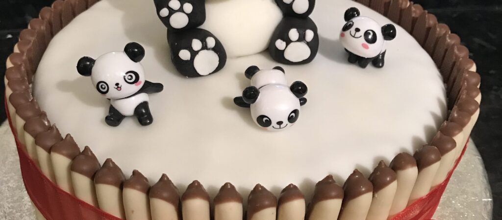 पांडा चॉक्लेट केक(panda chocolate cake recipe in hindi) रेसिपी बनाने की  विधि in Hindi by Preeti Sahil Gupta - Cookpad