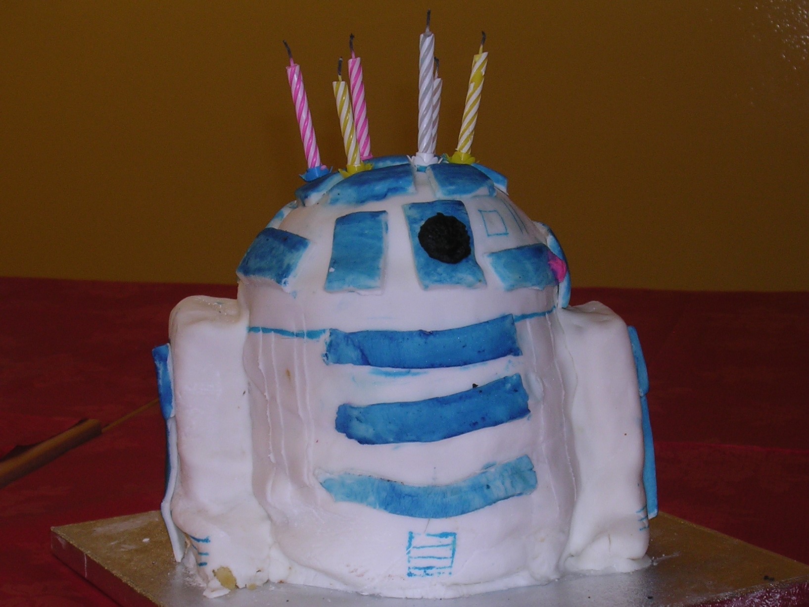 R2D2 cake | 3D R2-D2 cake. Chocolate cake--several layers of… | Flickr